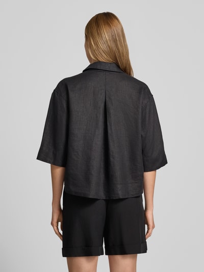 Frauenmodel trägt Regular Fit Leinenbluse mit Brusttasche Modell 'Flippa' von OPUS in Schwarz, reine Leinen-Qualität, Ganzkörperansicht Rückansicht.