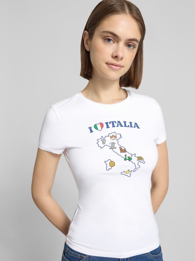 Frauenmodel trägt Slim Fit T-Shirt mit Motiv-Print und Rundhalsausschnitt von REVIEW, weiß, Baumwoll-Elasthan-Mix, Ganzkörperansicht von vorne.
