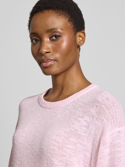 Frauenmodel trägt Relaxed Fit Pullover aus Viskose-Mix Modell 'Vicki' von FREE/QUENT, Stick-Optik, Rundhalsausschnitt, semitransparent, Nahaufnahme Oberkörper.