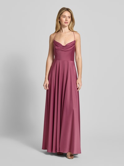 Frauenmodel trägt Abendkleid mit rückseitiger Schnürung und Wasserfall-Ausschnitt von V.M., A-Linie, Maxikleid, Material-Mix mit Stretch-Anteil, Ganzkörperansicht von vorne.