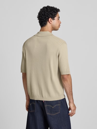 Männermodel trägt Relaxed Fit Poloshirt aus Viskose-Mix Modell 'FLINT' von Only & Sons, beige, feine Struktur, Ganzkörperansicht Rückansicht
