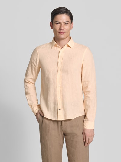 Männermodel trägt Causal Fit Leinenhemd mit Kentkragen Modell 'Mike' von JOOP! Collection in Beige, reine Leinenstruktur, Ganzkörperansicht von vorne