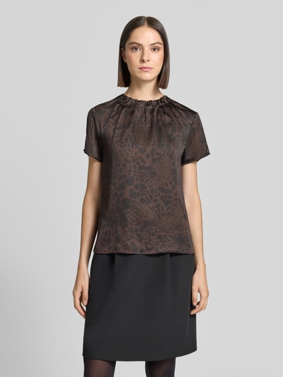 Frauenmodel trägt Regular Fit Kurzarmbluse mit Falten-Detail von s.Oliver BLACK LABEL, dunkles Braun mit Animal-Print, Ganzkörperansicht von vorne. Damen Kurzarmbluse von s.Oliver BLACK LABEL