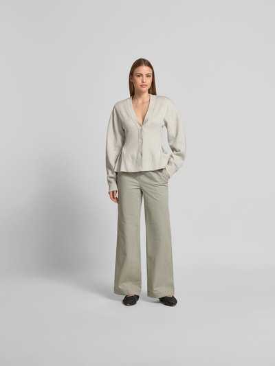 Frauenmodel trägt Wide Fit Jeans mit Tunnelzug von Juvia aus reiner Baumwolle in Beige, eingriff- und Gesäßtaschen, Ganzkörperansicht von vorne.
