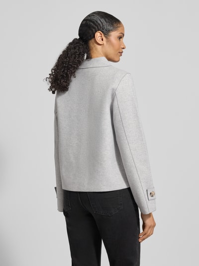 Frauenmodel trägt Jacke mit Umlegekragen Modell 'Juice' von Vila in Hellgrau, Material-Mix, gerade Passform, Ganzkörperansicht Rückansicht.