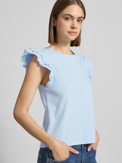 Frauenmodel trägt Regular Fit T-Shirt aus reiner Baumwolle Modell 'PANDRIA' von Pieces, hellblau, unifarben, Jersey, Rundhals, Nahaufnahme Oberkörper.
