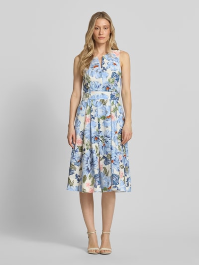 Frauenmodel trägt Midikleid mit floralem Allover-Print von Oui aus Reine Baumwolle, Taillierte Passform, Falten-Optik, Ärmelloses-Design, Ganzkörperansicht von vorne.