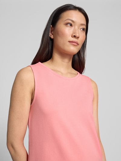 Frauenmodel trägt Relaxed Fit Freizeitkleid aus Viskose-Mix von Tom Tailor in Rosa, glatte Textur, Nahaufnahme Oberkörper, Damen Freizeitkleid von Tom Tailor.