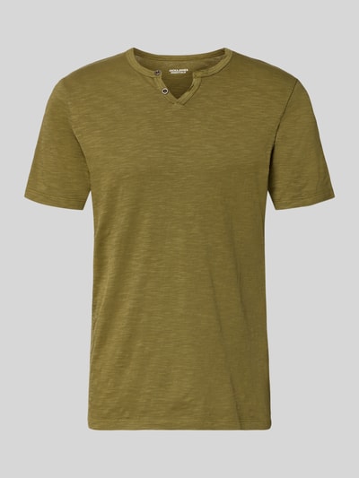 Productfoto, T-shirt uit katoen model 'SPLIT' van Jack & Jones in olijfgroen met v-hals, knoopsluiting en rechte fit, ruglengte maat M 67 cm
