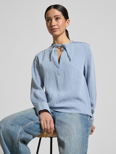 Kobiece modelka nosi Regular Fit Langarmbluse aus Viskose-Mix von Marc O'Polo, dwukolorowy, krój regular fit, tunika, wzór w paski, pas na plecach, dekolt w serek, bez zapięcia, długi rękaw, mankiet, zaokrąglone wykończenie, popelina, mieszanka wiskozy; zbliżenie na górną część ciała z przodu.