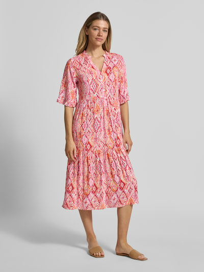 Frauenmodel trägt Ausgestelltes Maxikleid aus reiner Viskose Modell 'EASY JOY' von Vero Moda, Optik:Allover-Muster, Ganzkörperansicht von vorne.