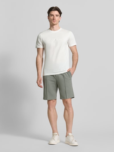 Männermodel trägt T-Shirt mit Label-Print van Antony Morato, heren t-shirt van puur katoen, recht model, ronde hals, ruglengte maat M 69 cm, ganzkörperansicht van voren