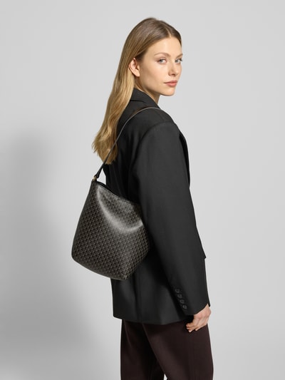 Frauenmodel trägt Bucket Bag in Leder-Optik von CK Calvin Klein, Allover-Logo-Print, herausnehmbare Innentasche, Schulterriemen, Ganzkörperansicht Rückansicht