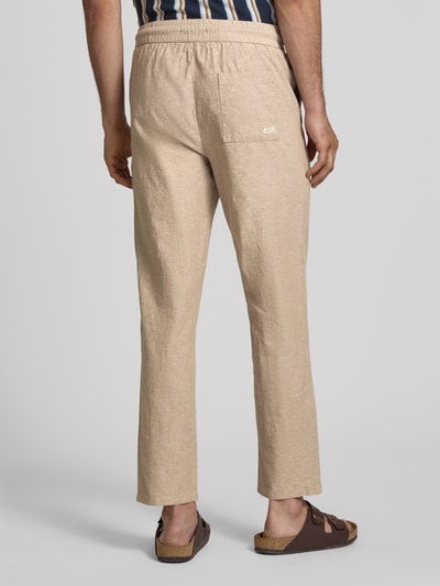 Männermodel trägt Hose aus Baumwoll-Leinen-Mix mit elastischem Bund von Blend in Beige, Regular-Fit, Modell 'ABAN', Ganzkörperansicht Rückansicht.