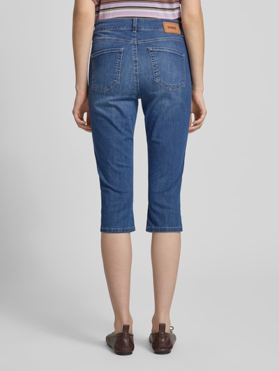 Frauenmodel trägt Caprijeans mit Eingrifftaschen Modell 'Anacapri' von Angels in Blau, Baumwoll-Mix mit Stretch, Ganzkörperansicht Rückansicht.