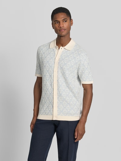 Männermodel trägt Strickshirt mit Polokragen und durchgehender Knopfleiste von MCNEAL, Slim-Fit, Allover-Look, 1/2-Arm, Ganzkörperansicht von vorne.