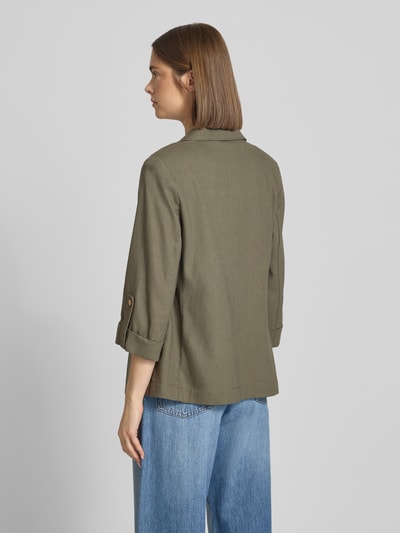 Frauenmodel trägt Relaxed Fit Blazer aus Viskose-Leinen-Mix Modell 'GOA' von Only in Olivgrün, unifarben, Rückansicht, Ganzkörperansicht.