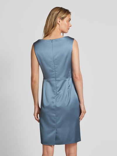 Frauenmodel trägt Cocktailkleid mit Wasserfall-Ausschnitt von Vera Mont in Blau, taillierter Schnitt, glatte Textur, Ganzkörperansicht Rückansicht.