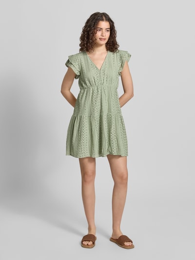 Frauenmodel trägt Tailliertes Blusenkleid aus Baumwoll-Mix Modell 'HELENA' von Only, Optik: Unifarben, Stickerei, Mini-Länge, V-Ausschnitt, Kurzarm, Ganzkörperansicht von vorne.
