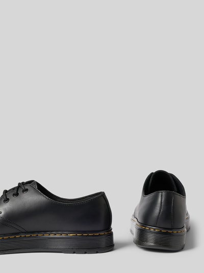 Produktfoto, schwarze Schuhe aus echtem Leder Modell 'Brookline' von Dr. Martens mit abgerundeter Passform, Schnürverschluss, profilierter Sohle und sichtbarer Naht, Absatzhöhe 4 cm, Schafthöhe 6 cm, Schaftweite 12 cm, neutrale graue Fläche