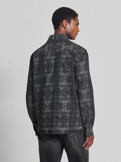 Männermodel trägt Regular Fit Hemdjacke aus reiner Baumwolle von Antony Morato, dunkler Denim-Look, dezentes Karomuster, Ganzkörperansicht Rückansicht.