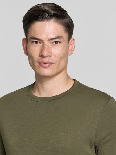 Männermodel trägt Regular Fit T-Shirt aus reiner Baumwolle Modell 'TEGOOD' von BOSS Orange, Optik: Unifarben, Logo-Print, Nahaufnahme Oberkörper.