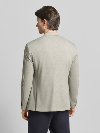 Männermodel trägt Modern Fit 2-Knopf-Sakko mit Reverskragen von Pierre Cardin, Baumwoll-Mix mit Stretch-Anteil, Eingrifftaschen, Label-Detail, Rückenlänge 73 cm, Schulterbreite 46 cm, Ärmellänge 65 cm, Ganzkörperansicht Rückansicht.