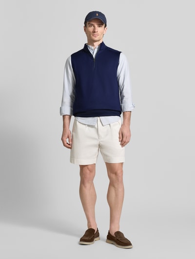 Męski model nosi Regular Fit Troyer ohne Ärmel Modell 'NEW LUX' von Polo Ralph Lauren, kolor jednolity, wzór w paski, aplikacja z logo, stójka, krótki zamek, bez rękawów, dół prążkowany, wykończenie jersey, krój regular fit, widok całej sylwetki z przodu.
