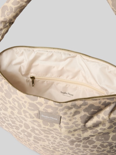 Produktfoto, beżowa torebka w wzór na całej powierzchni, model 'Puffy Cross Body Bag' od STUDIO NOOS, główna przegroda z zamkiem błyskawicznym, detal z logo, uchwyt, szerokość w rozmiarze 1: 33 cm, długość w rozmiarze 1: 46 cm, głębokość w rozmiarze 1: 10 cm, długość paska na ramię w rozmiarze 1: 80 cm