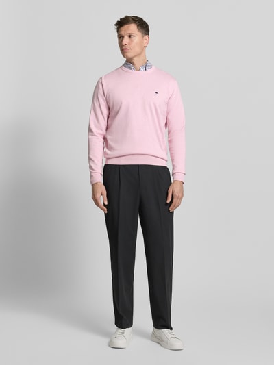 Männermodel trägt Strickpullover mit gerippten Abschlüssen von Fynch-Hatton in Rosa, Regular-Fit, reine Baumwolle, Ganzkörperansicht von vorne.