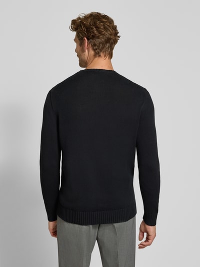 Männermodel trägt Relaxed Fit Pullover aus reiner Baumwolle von Polo Ralph Lauren in Dunkelblau mit glatter Textur, Ganzkörperansicht Rückansicht. Herren Pullover von Polo Ralph Lauren