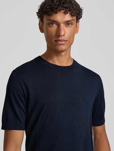 Männermodel trägt Strickshirt mit Rundhalsausschnitt und 1/2-Arm von OLYMP Level Five, Baumwoll-Lyocell-Mix, Regular-Fit, Rückenlänge bei Größe M 67 cm, Nahaufnahme Oberkörper.
