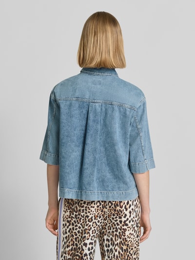 Frauenmodel trägt Relaxed Fit Hemdbluse in Denim-Optik von Emily Van den Bergh aus reiner Baumwolle, Halbarm, Ganzkörperansicht Rückansicht.