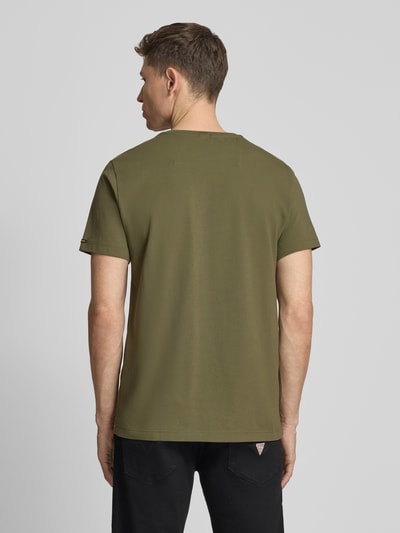 Männermodel trägt T-Shirt mit Label-Details und Rundhalsausschnitt von PME Legend in Olivgrün, Baumwoll-Elasthan-Mix, Regular-Fit, Rückenlänge 70 cm, Ganzkörperansicht Rückansicht.