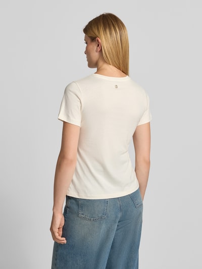 Frauenmodel trägt T-Shirt mit Perlen und Rundhalsausschnitt Modell 'Tamme' von JOOP!, Regular Fit, reine Baumwolle, Rückenansicht, Ganzkörperansicht Rückansicht.