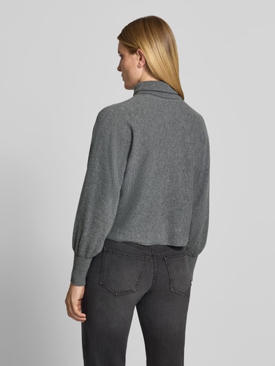 Frauenmodel trägt Regular Fit Pullover aus Woll-Mix mit Kaschmir-Anteil von HERZENS in Grau, Rollkragen und elastische Ärmelabschlüsse, Rückenansicht, Ganzkörperansicht Rückansicht.