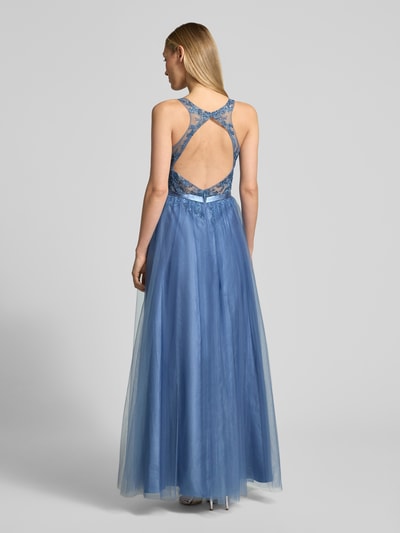 Modelka kobieca ma na sobie Regular Fit Abendkleid floraler Spitzenbesatz od Laona, niebieski, koronkowe zdobienia, siateczka, przezroczystość, bez rękawów, okrągły dekolt, dopasowany w talii, wycięcie na plecach, zapięcie na haczyk i suwak, długość tyłu 146 cm w rozmiarze 36, szerokość w rozmiarze 36: 30 cm, widok całej sylwetki z tyłu.