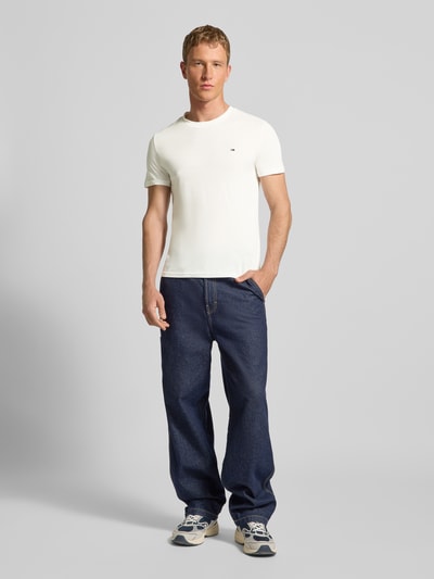 Männermodel draagt Slim Fit T-shirt uit puur katoen in 2er-pack van Tommy Jeans, look: effen, logodetail, ronde hals, korte mouw, jersey. Ganzkörperansicht van voren.