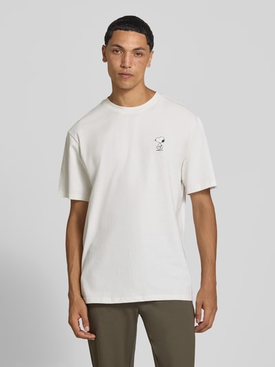 Mannelijk model draagt oversized t-shirt uit zuivere katoen model 'PEANUTS' van ONLY in gebroken wit, Heren t-shirt van ONLY, geheellichaamsaanzicht van voren.