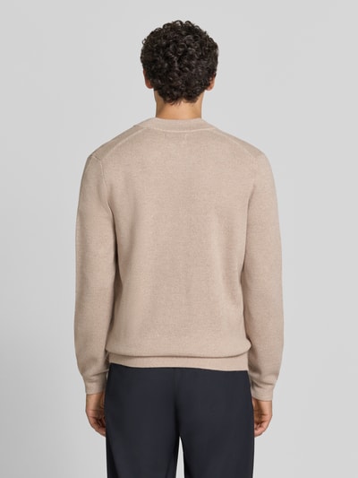 Männermodel trägt Slim Fit Strickjacke aus Baumwoll-Mix mit Stehkragen von Christian Berg Men in Beige, gerippte Abschlüsse, Ganzkörperansicht Rückansicht.