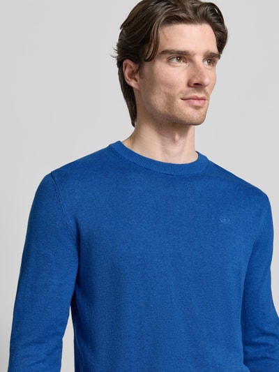 Männermodel trägt Regular Fit Strickpullover aus reiner Baumwolle von Tom Tailor, Optik: Unifarben, Logo-Stitching, Nahaufnahme Oberkörper.