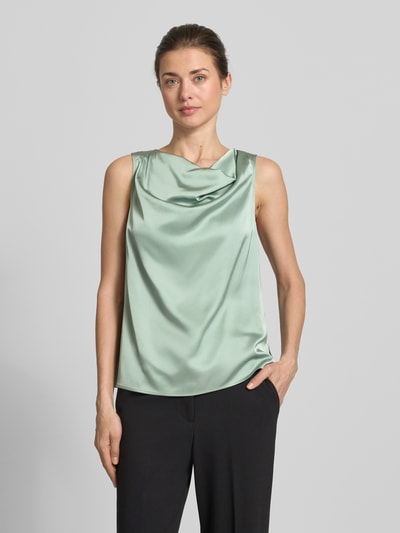 Frauenmodel trägt Blusentop mit Wasserfall-Ausschnitt von Comma in Mintgrün, Material-Mix mit Viskose-Anteil, Regular-Fit, Drapierungen, Rückenlänge bei Größe 36: 58 cm, Ganzkörperansicht von vorne.