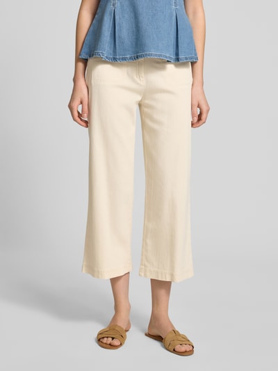 Frauenmodel trägt Regular Fit Culotte aus Baumwoll-Mix von Raphaela By Brax in Unifarbe, cropped Länge, Leistentaschen, Ganzkörperansicht von vorne.