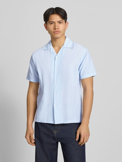 Männermodel trägt Regular Fit Freizeithemd aus Baumwoll-Leinen-Mix von Jack & Jones in Hellblau, Reverskragen, Knopfleiste, Ganzkörperansicht von vorne. Modell BREEZE, Rückenlänge 71 cm, Schulterbreite 50 cm, Ärmellänge 26 cm.