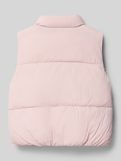 Produktfoto, Regular Fit Weste in Stepp-Optik Modell 'MAE' von Mango in zartem Rosa mit Stehkragen, strukturierte Oberfläche, Rückenlänge 45 cm bei Größe 140.