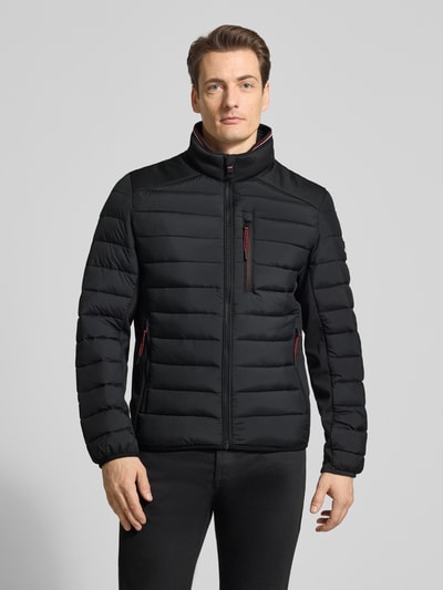 Männermodel trägt Regular Fit Steppjacke mit Stehkragen von Tom Tailor, Optik: Unifarben, Kontrastdetails, Ganzkörperansicht von vorne.