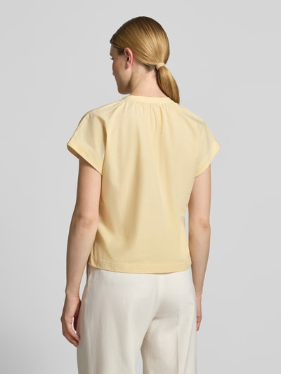 Frauenmodel trägt Blusenshirt mit Tunikakragen Modell 'Firu' von OPUS, reine Baumwolle, straight Fit, Rückansicht, Ganzkörperansicht.