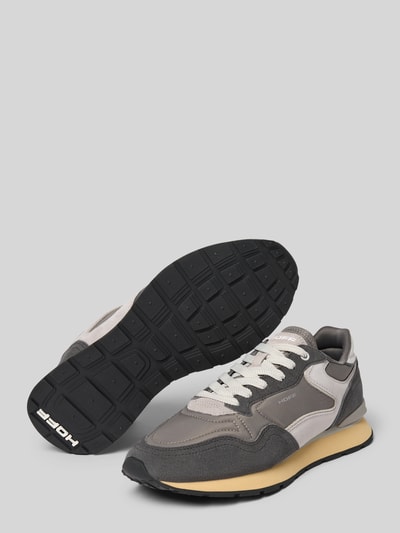 Produktfoto, Sneaker aus Leder-Mix mit Logo-Detail Modell 'City' von HOFF in Grau und Beige, runde Formen, strukturierte Sohle, Damen Sneaker, abgerundete Passform, Schnürverschluss, leicht profilierte Sohle, 2 cm Absatz, 9 cm Schafthöhe, 8 cm Schaftweite