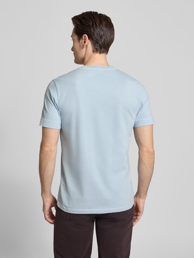 Męski model nosi T-Shirt mit Rundhalsausschnitt od Drykorn, jasnoniebieski, czysta bawełna, krój regular fit, widok całej sylwetki z tyłu. Długość tyłu w rozmiarze M: 69 cm.