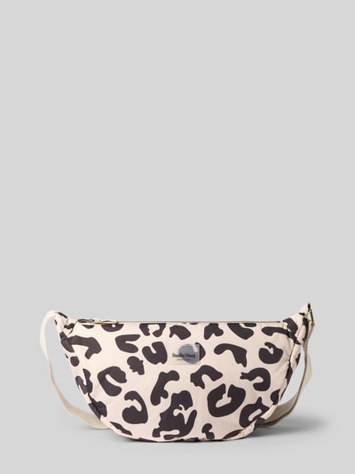Produktfoto, Fanny Pack mit Logo-Detail von Studio Noos im Allover-Animal-Print, Reißverschluss, verstellbarer Riemen, creme-schwarz, neutraler Hintergrund.